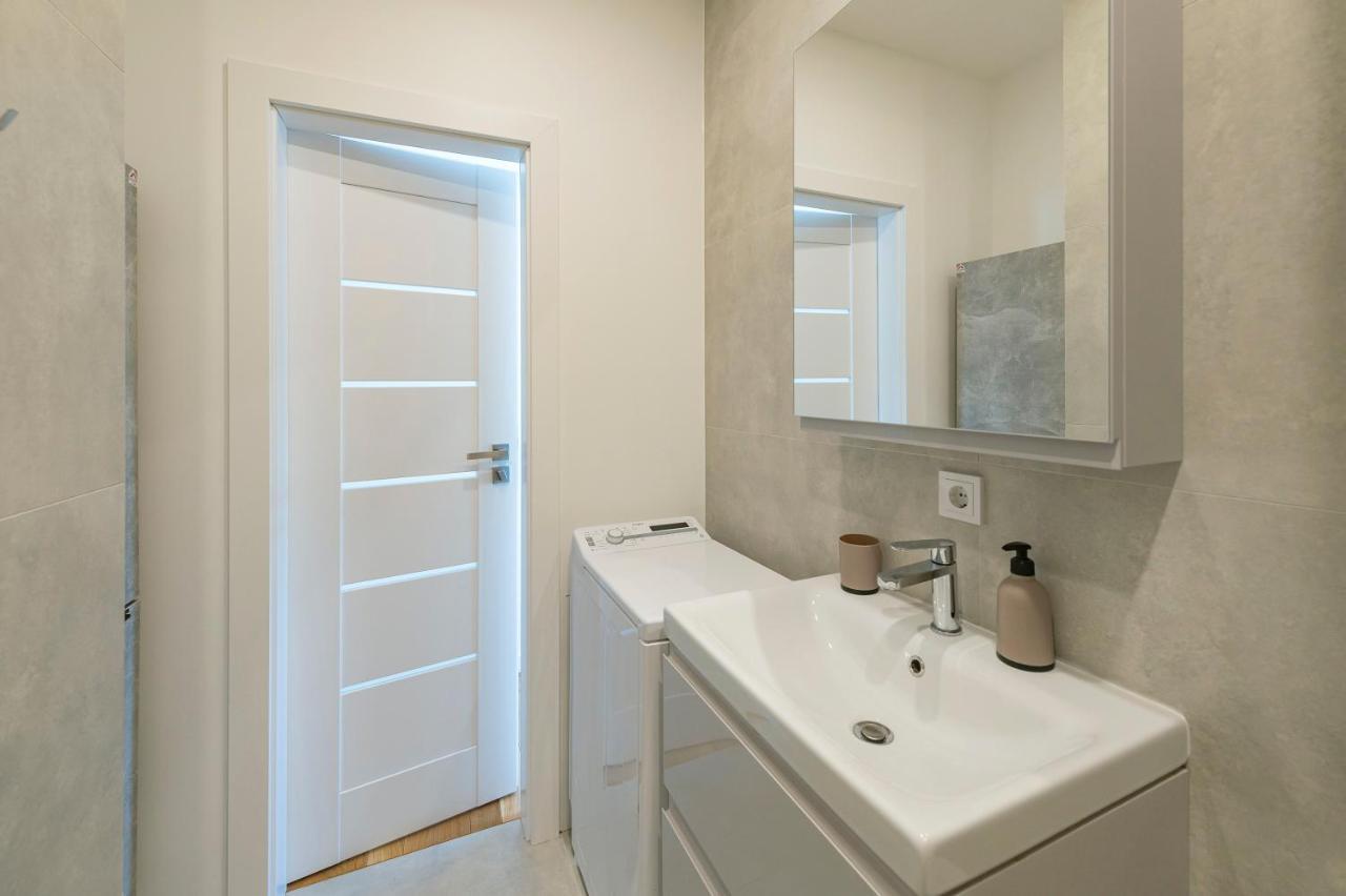 White 1 Bd Old Town Apartment By Hostlovers Κάουνας Εξωτερικό φωτογραφία